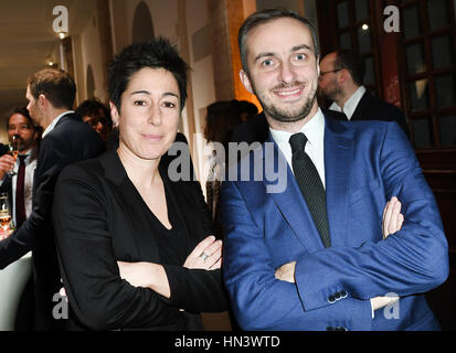 Berlin, Deutschland. 7. Februar 2017. Die Journalisten Dunja Hayali und Jan Boehermann kommen für die Preisverleihung des "Journalist des Jahres 2016" des "Medium Magazin" in Berlin, Deutschland, 7. Februar 2017. Foto: Britta Pedersen/Dpa-Zentralbild/Dpa/Alamy Live News Stockfoto