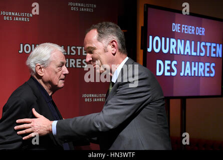 Berlin, Deutschland. 7. Februar 2017. Alexander Kluge wird bei der Preisverleihung "Journalist des Jahres 2016" des Magazins "Medium Magazin" in Berlin, Deutschland, 7. Februar 2017 für sein Lebenswerk geehrt. Der Journalist Stephan Lamby (R) präsentiert ihn mit dem Preis. Foto: Britta Pedersen/Dpa-Zentralbild/Dpa/Alamy Live News Stockfoto