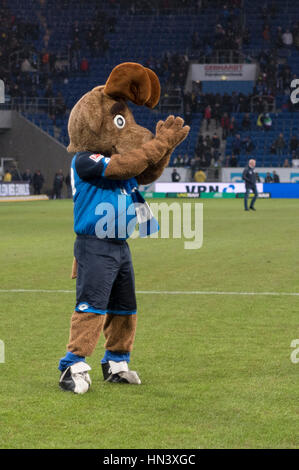 Sinsheim, Deutschland. 4. Februar 2017. Hoffenheim-Maskottchen Fußball: Bundesliga-match zwischen TSG 1899 Hoffenheim 4: 0-1. FSV Mainz 05 im Rhein-Neckar-Arena in Sinsheim, Deutschland. Bildnachweis: Maurizio Borsari/AFLO/Alamy Live-Nachrichten Stockfoto