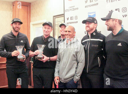 Pebble Beach, Kalifornien, USA Welt surfen Weltmeister Kelly Slater mit Dustin Johnson (US Open Champion) Wayne Gretzky(Ice Hockey icon) DA Punkte (hinter Sieger) Jimmy Walker USPGA Champion) und Aaron Rodgers (Grüne Bucht-Verpacker) Gewinner alle bei der Chevron-Shoot-out bei einer Indoor-Veranstaltung in der Lodge, Pebble Beach durch die Stürme, die ausgewaschen, Praxis und spielen bei der berühmten AT&T pro-am , Ausgabe 2017. Bildnachweis: Motofoto/Alamy Live-Nachrichten Stockfoto