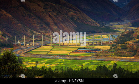 Kunming, Kunming, China. 31. Januar 2017. Kunming, CHINA-31. Januar 2017: (nur zur redaktionellen Verwendung. CHINA HERAUS). Landschaft der Dongchuan Red Land in Kunming, Hauptstadt der Provinz Süd-China Yunnan, 31. Januar 2017. Das Dongchuan Red Land, genannt "Farbpalette von Gott aufgehoben", ist eine bekannte Sehenswürdigkeit in Yunnan. Bildnachweis: SIPA Asien/ZUMA Draht/Alamy Live-Nachrichten Stockfoto