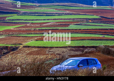 Kunming, Kunming, China. 31. Januar 2017. Kunming, CHINA-31. Januar 2017: (nur zur redaktionellen Verwendung. CHINA HERAUS). Landschaft der Dongchuan Red Land in Kunming, Hauptstadt der Provinz Süd-China Yunnan, 31. Januar 2017. Das Dongchuan Red Land, genannt "Farbpalette von Gott aufgehoben", ist eine bekannte Sehenswürdigkeit in Yunnan. Bildnachweis: SIPA Asien/ZUMA Draht/Alamy Live-Nachrichten Stockfoto