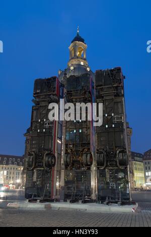 Dresden, Deutschland. 7. Februar 2017. Das Kunstwerk "Monument" aus der syrischen Künstler, den Manaf Halbouni aus drei vertikal besteht, Busse errichtet und am Neumarkt in Dresden, Deutschland, 7. Februar 2017 gesehen werden. Die Kunst dient als Erinnerung an die Schmerzen und leiden Menschen in der Stadt Aleppo in Syrien ertragen haben. Es bleibt auf dem Neumarkt für zwei Monate als Teil des Denkmals an die Zerstörung Dresdens während des zweiten Weltkriegs. Foto: Sebastian Kahnert/Dpa-Zentralbild/Dpa/Alamy Live News Stockfoto