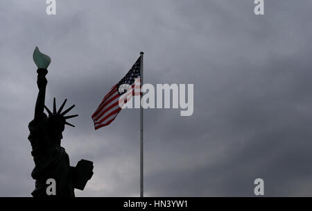 Oberickelsheim, Deutschland. 7. Februar 2017. Ein Modell der Freiheitsstatue und eine US amerikanische Flagge vor einem Geschäft für amerikanische Güter in Oberickelsheim, Deutschland, 7. Februar 2017 zu sehen. Foto: Karl-Josef Hildenbrand/Dpa/Alamy Live News Stockfoto