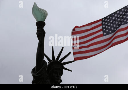 Oberickelsheim, Deutschland. 7. Februar 2017. Ein Modell der Freiheitsstatue und eine US amerikanische Flagge vor einem Geschäft für amerikanische Güter in Oberickelsheim, Deutschland, 7. Februar 2017 zu sehen. Foto: Karl-Josef Hildenbrand/Dpa/Alamy Live News Stockfoto