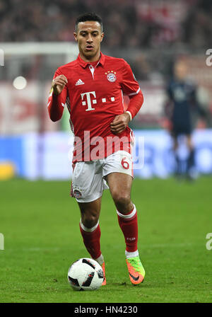 München, Deutschland. 7. Februar 2017. Münchens Thiago während den deutschen DFB Pokal match zwischen Bayern München und VfL Wolfsburg in der Allianz Arena in München, 7. Februar 2017. Foto: Peter Kneffel/Dpa/Alamy Live News Stockfoto