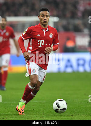 München, Deutschland. 7. Februar 2017. Münchens Thiago während den deutschen DFB Pokal match zwischen Bayern München und VfL Wolfsburg in der Allianz Arena in München, 7. Februar 2017. Foto: Peter Kneffel/Dpa/Alamy Live News Stockfoto