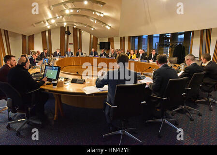 Edinburgh, UK. 8. Februar 2017. Der Finanz- und Verfassung Ausschuss des schottischen Parlaments nimmt Hinweise von Schrank-Sekretärin für Finanzen Derek Mackay zu Beginn von Phase zwei des Haushalts (Scotland) Bill, Credit: Ken Jack/Alamy Live News Stockfoto