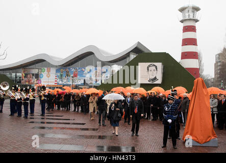 Den Haag, Niederlande. 8. Februar 2017. Prinzessin Beatrix der Niederlande in Madurodam in den Haag, am 8. Februar 2017, besuchen die Enthüllung einer Statue von George Maduro, Madurodam wurde 1952 von Prinzessin Beatrix Photo eröffnet: Albert Ph.van der Werf / Niederlande OUT / Point de Vue Out - Nr. Draht SERIVCE - Foto: Rpe/Albert Tel. Credit: Dpa picture-Alliance/Alamy Live News Stockfoto