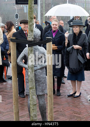 Den Haag, Niederlande. 8. Februar 2017. Prinzessin Beatrix der Niederlande in Madurodam in den Haag, am 8. Februar 2017, besuchen die Enthüllung einer Statue von George Maduro, Madurodam wurde 1952 von Prinzessin Beatrix Photo eröffnet: Albert Ph.van der Werf / Niederlande OUT / Point de Vue Out - Nr. Draht SERIVCE - Foto: Rpe/Albert Tel. Credit: Dpa picture-Alliance/Alamy Live News Stockfoto