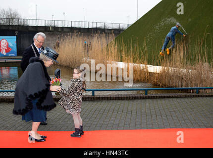 Den Haag, Niederlande. 8. Februar 2017. Prinzessin Beatrix der Niederlande kommt in Madurodam in den Haag von Jozias van Aartsen, Bürgermeister von den Haag, begrüßte am 8. Februar 2017, besuchen die Enthüllung einer Statue von George Maduro, Madurodam wurde 1952 von Prinzessin Beatrix Photo eröffnet: Albert Ph.van der Werf / Niederlande OUT / Point de Vue Out - Nr. Draht SERIVCE - Foto: Rpe/Albert Tel. Credit : Dpa picture-Alliance/Alamy Live News Stockfoto