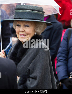 Den Haag, Niederlande. 8. Februar 2017. Prinzessin Beatrix der Niederlande in Madurodam in den Haag, am 8. Februar 2017, besuchen die Enthüllung einer Statue von George Maduro, Madurodam wurde 1952 von Prinzessin Beatrix Photo eröffnet: Albert Ph.van der Werf / Niederlande OUT / Point de Vue Out - Nr. Draht SERIVCE - Foto: Rpe/Albert Tel. Credit: Dpa picture-Alliance/Alamy Live News Stockfoto