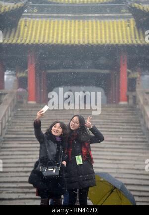 Yangzhou, China Jiangsu Provinz. 8. Februar 2017. Touristen posieren für Fotos bei Slender Westsee in Yangzhou, der ostchinesischen Provinz Jiangsu, 8. Februar 2017. Vielerorts im Land sah Schnee vom Dienstag Abend. Bildnachweis: Meng Delong/Xinhua/Alamy Live-Nachrichten Stockfoto