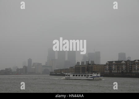 London, UK. 8. Februar 2017. Kalte, graue und nebligen Wetter gesehen auf der Themse in London in der Nähe von Canary Wharf. Bildnachweis: Vickie Flores/Alamy Live-Nachrichten Stockfoto