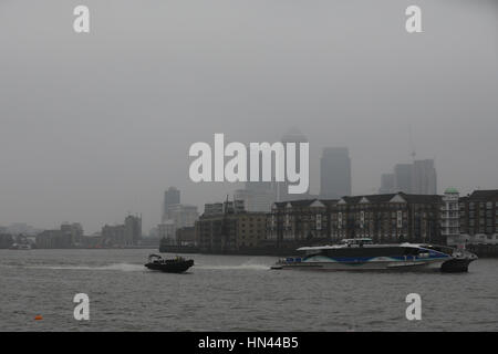 London, UK. 8. Februar 2017. Kalte, graue und nebligen Wetter gesehen auf der Themse in London in der Nähe von Canary Wharf. Bildnachweis: Vickie Flores/Alamy Live-Nachrichten Stockfoto