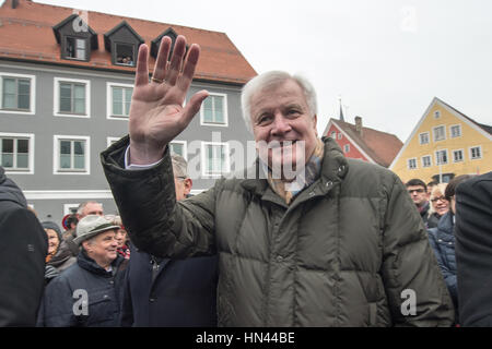 Berching, Deutschland. 8. Februar 2017. Bayerns Ministerpräsident Horst Seehofer auf dem Pferdemarkt in Berching, Deutschland, 8. Februar 2017. Der Markt ist der größte Winter fair in Bayern. Einige der Pferdebesitzer kommen seit vielen Jahrzehnten mit ihren Tieren. Foto: Armin Weigel/Dpa/Alamy Live-Nachrichten Stockfoto