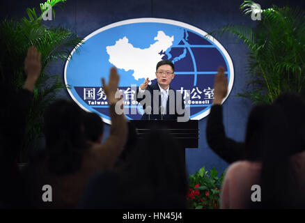 Peking, China. 8. Februar 2017. Ein Fengshan, Sprecherin der Taiwan Affairs Office des Staatsrates, Gesten bei einer regulären Pressekonferenz in Peking, Hauptstadt von China, 8. Februar 2017. Bildnachweis: Chen Yehua/Xinhua/Alamy Live-Nachrichten Stockfoto