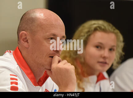 Ostrava, Tschechische Republik. 8. Februar 2017. Vom linken tschechischen Tennis Runde nicht spielender Kapitän Petr Pala und Tennisspieler Katerina Siniakova zu sprechen, während der Pressekonferenz vor dem ersten 2017 Fed Cup in Ostrava, Tschechische Republik, 8. Februar 2017. Bildnachweis: Jaroslav Ozana/CTK Foto/Alamy Live-Nachrichten Stockfoto