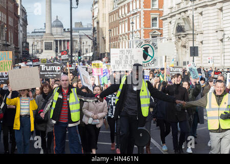 London, UK, 4. Februar 2017, Demonstranten einfinden St stoppen Trump Demo. Credit: Aimvphotography Stockfoto