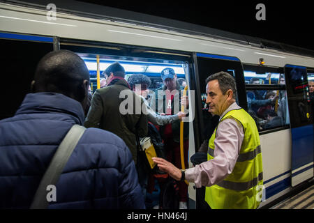 Madrid, Spanien. 8. Februar 2017. Eine u-Bahn Arbeitskraft handeln, wie ein "Metro Pusher" wie eine große Anzahl von Menschen zur Avenida de América Station aufgrund der Schließung der besuchen 8 Credit Linie: Marcos del Mazo/Alamy Live News Stockfoto