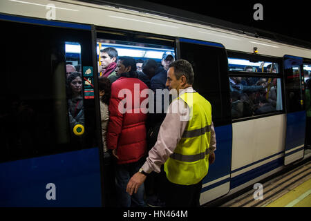 Madrid, Spanien. 8. Februar 2017. Eine u-Bahn Arbeitskraft handeln, wie ein "Metro Pusher" wie eine große Anzahl von Menschen zur Avenida de América Station aufgrund der Schließung der besuchen 8 Credit Linie: Marcos del Mazo/Alamy Live News Stockfoto