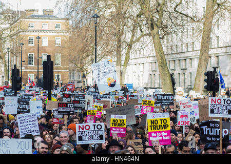 London, UK, 4. Februar 2017, Demonstranten versammeln sich um die vordere Bühne Downing St stoppen Trump Demo. Credit: Aimvphotography Stockfoto