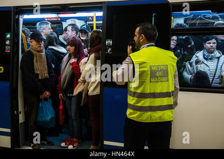 Madrid, Spanien. 8. Februar 2017. Eine u-Bahn Arbeitskraft handeln, wie ein "Metro Pusher" wie eine große Anzahl von Menschen zur Avenida de América Station aufgrund der Schließung der besuchen 8 Credit Linie: Marcos del Mazo/Alamy Live News Stockfoto