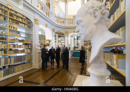 Weimar, Deutschland. 8. Februar 2017. Library Direktor Reinhard Laube (l-R), Premierminister von Bodo Ramelow (die linke), König Willem-Alexander, Königin Maxima der Niederlande und Oberbürgermeister Stefan Wolf stehend in den Rokokosaal der Herzogin Anna Amalia Library in Weimar, Deutschland, 8. Februar 2017. Foto: Candy Welz/Arifoto Ug/Dpa-Zentralbild/Dpa/Alamy Live News Stockfoto