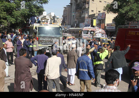 Pakistan. 8. Februar 2017. Feuerwehrleute protestieren gegen Nichtzahlung der Löhne an M.A Jinnah Road in Karachi auf Mittwoch, 8. Februar 2017. Bildnachweis: Asianet-Pakistan/Alamy Live-Nachrichten Stockfoto