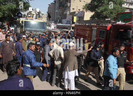 Pakistan. 8. Februar 2017. Feuerwehrleute protestieren gegen Nichtzahlung der Löhne an M.A Jinnah Road in Karachi auf Mittwoch, 8. Februar 2017 Credit: Asianet-Pakistan/Alamy Live News Stockfoto