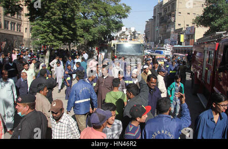 Pakistan. 8. Februar 2017. Feuerwehrleute protestieren gegen Nichtzahlung der Löhne an M.A Jinnah Road in Karachi auf Mittwoch, 8. Februar 2017. Bildnachweis: Asianet-Pakistan/Alamy Live-Nachrichten Stockfoto