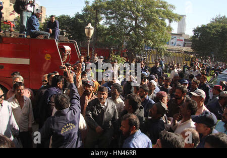 Pakistan. 8. Februar 2017. Feuerwehrleute protestieren gegen Nichtzahlung der Löhne an M.A Jinnah Road in Karachi auf Mittwoch, 8. Februar 2017 Credit: Asianet-Pakistan/Alamy Live News Stockfoto