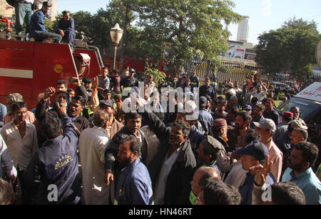 Pakistan. 8. Februar 2017. Feuerwehrleute protestieren gegen Nichtzahlung der Löhne an M.A Jinnah Road in Karachi auf Mittwoch, 8. Februar 2017. Bildnachweis: Asianet-Pakistan/Alamy Live-Nachrichten Stockfoto