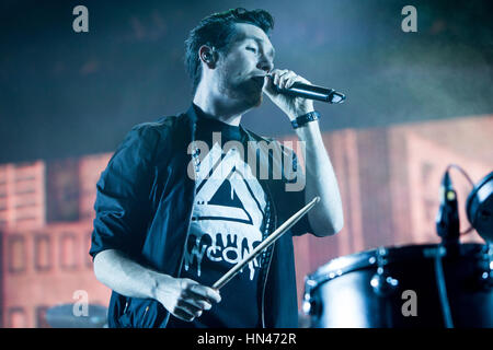 Mailand Italien. 7. Februar 2017. Die britische Indie-pop-Band BASTILLE führt live auf der Bühne im Mediolanum Forum während der "Wild Wild World Tour" Credit: Rodolfo weitertransferiert/Alamy Live News Stockfoto