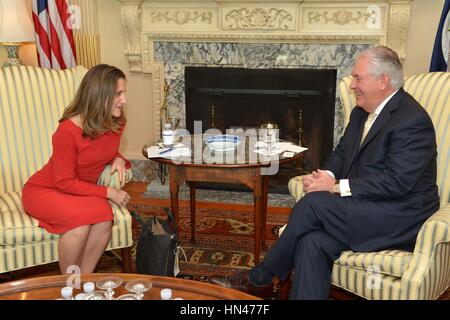 Washington DC, USA. 8. Februar 2017. US Secretary Of State Rex Tillerson plaudert mit kanadischen Außenminister Chrystia Freeland vor ihrem bilateralen Treffen 8. Februar 2017 in Washington, D.C. Credit: Planetpix/Alamy Live News Stockfoto