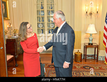 Washington DC, USA. 8. Februar 2017. US Secretary Of State Rex Tillerson grüßt kanadischen Außenminister Chrystia Freeland vor ihrem bilateralen Treffen 8. Februar 2017 in Washington, D.C. Credit: Planetpix/Alamy Live News Stockfoto