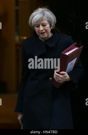 London, UK. 8. Februar 2017. Der britische Premierminister Theresa bringt Mai 10 Downing Street für Fragen des Premierministers ins Haus des Parlaments in London, UK., 8. Februar 2017. Das britische House Of Commons am Mittwochabend übergeben die Brexit Bill verleiht der britischen Regierung die Befugnis, den formalen Prozess der Großbritannien beginnen aus der Europäischen Union. Bildnachweis: Tim Irland/Xinhua/Alamy Live-Nachrichten Stockfoto