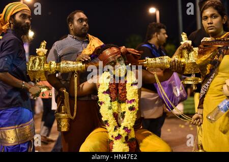 Kuala Lumpur, Malaysia. 8. Februar 2017. Malaysischer Hindus führen zu den Batu Höhlen nördlich der malaysischen Hauptstadt Kuala Lumpur am 8. Februar 2017. Hindus feiern das fest Thaipusam derzeit. Bildnachweis: Chris Jung/ZUMA Draht/Alamy Live-Nachrichten Stockfoto