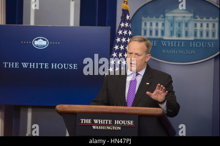 Washington DC, USA. 8. Februar 2017. White House Pressesprecher Sean Spicer hält eine Pressekonferenz im The White House in Washington, DC, 8. Februar 2017. Bildnachweis: Chris Kleponis/Pool über CNP MediaPunch Credit: MediaPunch Inc/Alamy Live-Nachrichten Stockfoto