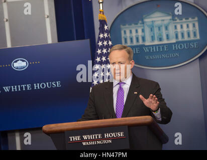 Washington DC, USA. 8. Februar 2017. White House Pressesprecher Sean Spicer hält eine Pressekonferenz im The White House in Washington, DC, 8. Februar 2017. Bildnachweis: Chris Kleponis/Pool über CNP MediaPunch Credit: MediaPunch Inc/Alamy Live-Nachrichten Stockfoto