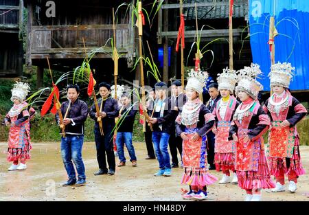 China. 2. Februar 2017. Guizhou, CHINA-2 Februar 2017: (nur zur redaktionellen Verwendung. CHINA HERAUS). Miao ethnische Minderheit Tracht getanzt um das Frühlingsfest in Rongjiang County, Südwesten Chinas Provinz Guizhou, 2. Februar 2017 feiern. Bildnachweis: SIPA Asien/ZUMA Draht/Alamy Live-Nachrichten Stockfoto