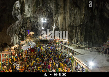 Kuala Lumpur, Malaysia. 8. Februar 2017. Hindu Anhänger in den Batu-Höhlen-Tempel, während das Thaipusam Festival am Stadtrand von Kuala Lumpur, Mittwoch, 8. Februar 2017 darbringen. Thaipusam ist eine hinduistische Festival von den Tamil sprechenden Gemeinschaft in Malaysia zum Gedenken an den Geburtstag von der Hindu-Gottheit Murugan beobachtet. Der Lord Murugan wird verehrt als Erfüller der gefallen - wenn ein Wunsch erfüllt wird, Bittsteller zurückzahlen der Herr durch Opfer. Bildnachweis: Asien-Datei/Alamy Live-Nachrichten Stockfoto