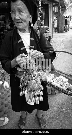 Guilin, Guilin, China. 2. Februar 2017. Guilin, CHINA-2 Februar 2017: (nur zur redaktionellen Verwendung. CHINA HERAUS). Ältere Menschen der Volksgruppe der Yao in Guilin, Südwest-China Autonome Region Guangxi Zhuang, 2. Februar 2017. Es ist eine alte Tradition, dass Yao Frauen große Ohrringe tragen, weil sie denken, dass ihre Ohren so groß wie Buddha werden würde nach dem tragen von großen und schweren Ohrringe für eine lange Zeit, die was viel Glück und Langlebigkeit bedeutete. Bildnachweis: SIPA Asien/ZUMA Draht/Alamy Live-Nachrichten Stockfoto