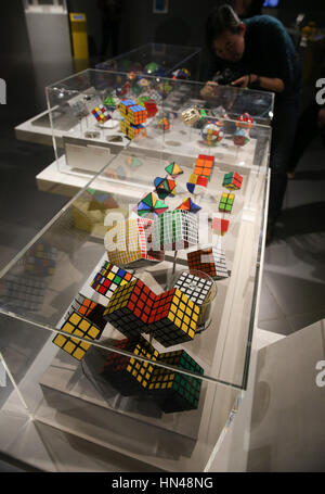 Shanghai, China. 8. Februar 2017. Magische Würfel werden während der Ausstellung "Beyond Rubiks Cube" Global Harbor Museum in Shanghai, Ost-China, 8. Februar 2017 angezeigt. Cube-Erfinder Erno Rubik selbst beteiligte sich auch an der Vorbereitung der Dreimonats-Ausstellung, die bis zum 26. Februar öffnet. Der Cube wurde von ungarischen Erno Rubik erfunden auszog, um ein Modell zu erklären, drei dimensionalen Geometrie zu erstellen. Bildnachweis: Pei Xin/Xinhua/Alamy Live-Nachrichten Stockfoto