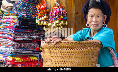 Guilin, Guilin, China. 2. Februar 2017. Guilin, CHINA-2 Februar 2017: (nur zur redaktionellen Verwendung. CHINA HERAUS). Ältere Menschen der Volksgruppe der Yao in Guilin, Südwest-China Autonome Region Guangxi Zhuang, 2. Februar 2017. Es ist eine alte Tradition, dass Yao Frauen große Ohrringe tragen, weil sie denken, dass ihre Ohren so groß wie Buddha werden würde nach dem tragen von großen und schweren Ohrringe für eine lange Zeit, die was viel Glück und Langlebigkeit bedeutete. Bildnachweis: SIPA Asien/ZUMA Draht/Alamy Live-Nachrichten Stockfoto