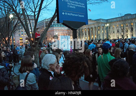 Washington DC, USA. 8. Februar 2017. Demonstranten protestieren gegen die Dakota Zugang Pipeline vor dem weißen Haus. Bildnachweis: Kirk Treakle/Alamy Live-Nachrichten Stockfoto