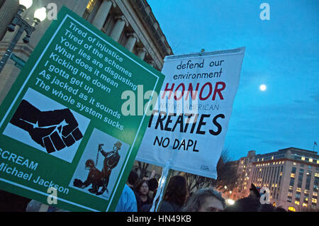 Washington DC, USA. 8. Februar 2017. Demonstranten protestieren gegen die Dakota Zugang Pipeline vor dem weißen Haus. Bildnachweis: Kirk Treakle/Alamy Live-Nachrichten Stockfoto