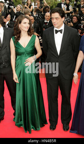 Julia Ormond und Benicio Del Toro kommt am Palais des Festivals für die Premiere des Films Che bei den 61. Internationalen Filmfestspielen am 21. Mai 2008 in Cannes, Frankreich. Foto von Francis Specker Stockfoto