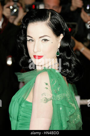 Dita Von Teese kommt bei der Premiere für "The Exchange" im Palais des Festivals bei den 61. Internationalen Filmfestspielen am 20. Mai 2008 in Cannes, Frankreich. Foto von Francis Specker Stockfoto