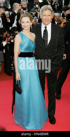 Harrison Ford und Calista Flockhart kommt an die Indiana Jones und das Königreich von The Crystal Skull Premiere am Palais des Festivals bei den 61. Internationalen Filmfestspielen am 18. Mai 2008 in Cannes, Frankreich. Foto von Francis Specker Stockfoto